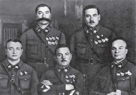Первые маршалы Советского Союза В 19201922 гг В К Блюхер занимал пост - фото 161