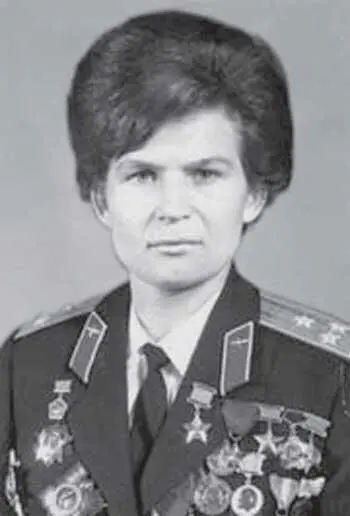 В Терешкова В 1963 г Советский Союз опять всех удивил в космос полетела - фото 174