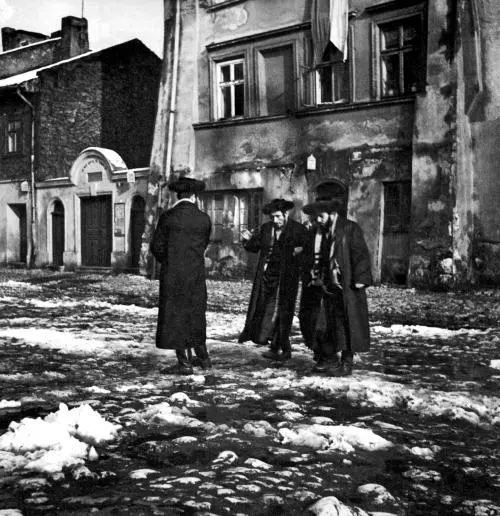 Фото Романа Вишняка После утренней субботней службы Казимеж Краков 1938 - фото 3