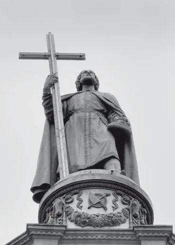 Памятник святому Владимиру в Киеве Царь же был в то время в походе на агарян - фото 123