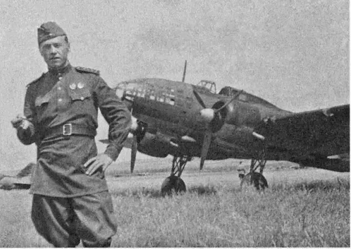 Капитан советских ВВС стоит около дальнего бомбардировщика Ил4 - фото 15