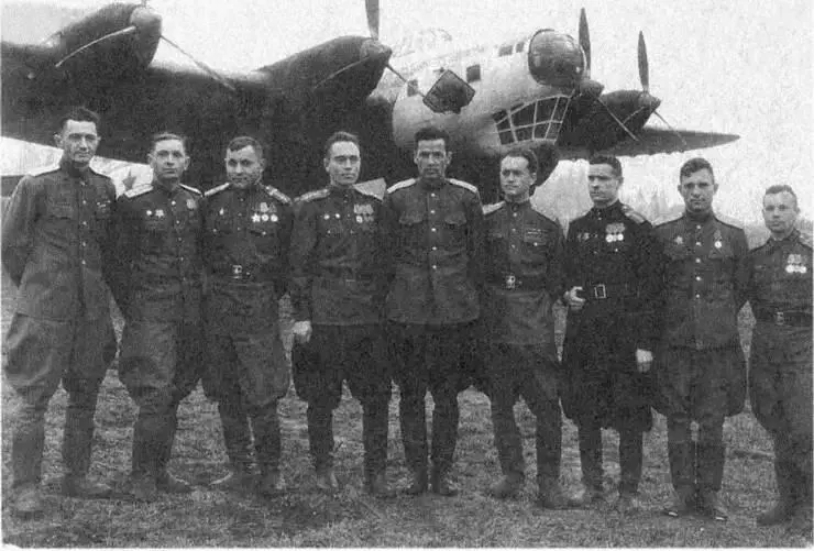 Групповая фотография экипажа бомбардировщика Пе8 заводской 4214 на фойе - фото 19