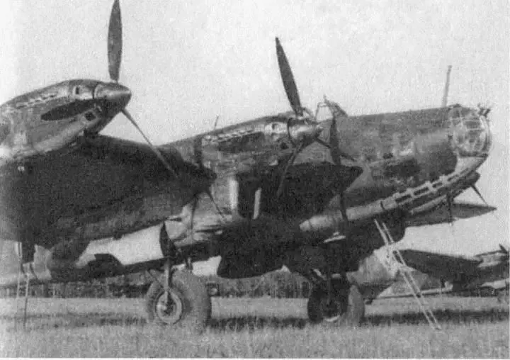Пе8 на полевом аэродроме 1942 г Советские летные оружейники готовят - фото 27