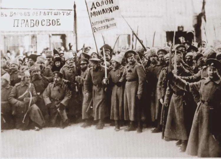Солдаты против самодержавия Февраль 1917 г Сам царь в это время был в - фото 299