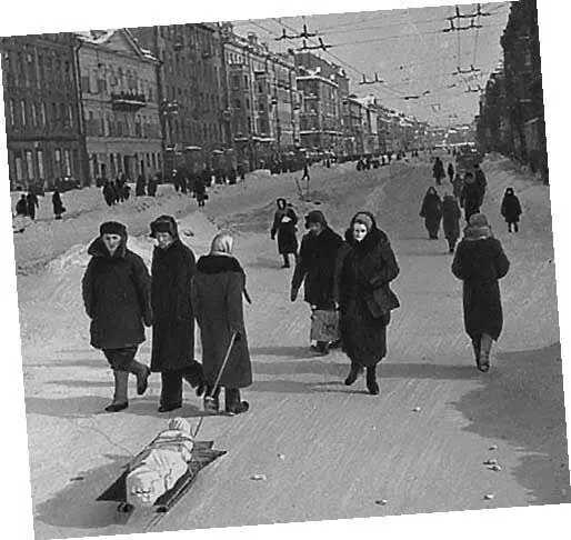 В марте 1942 года пошел трамвай Это было событие Ведь транспорт стоял только - фото 50