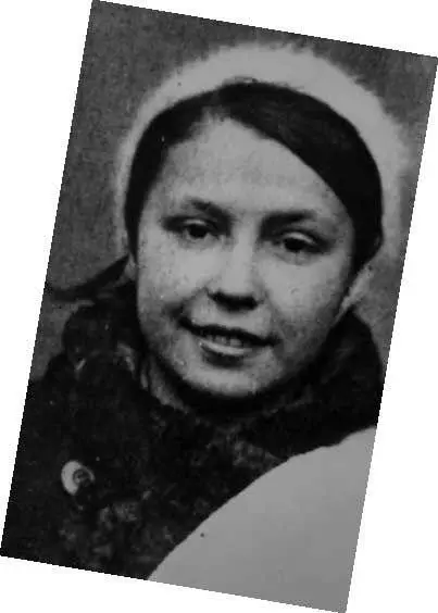 В школу я пошла в 1936 году К этому времени родители отстроили свою квартиру - фото 56