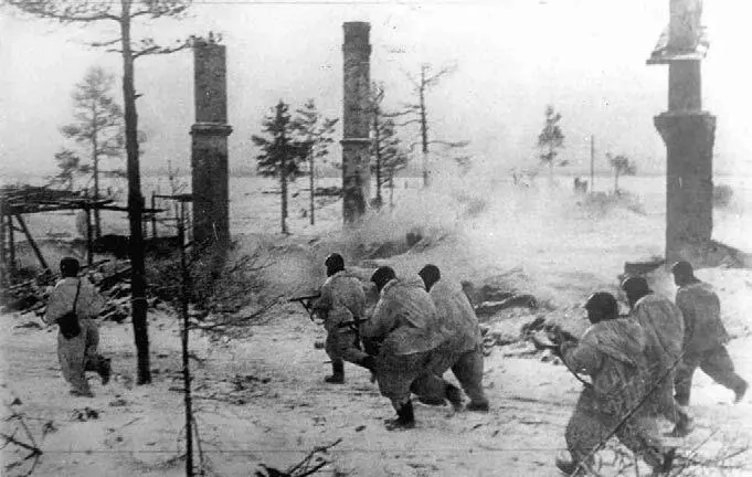 В январе 1942 г все запасы истощились и у города и у населения Нас выручили - фото 61