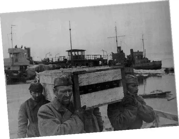 В августе 1942 года мы с братом и нашей новой мамой эвакуировались из - фото 71