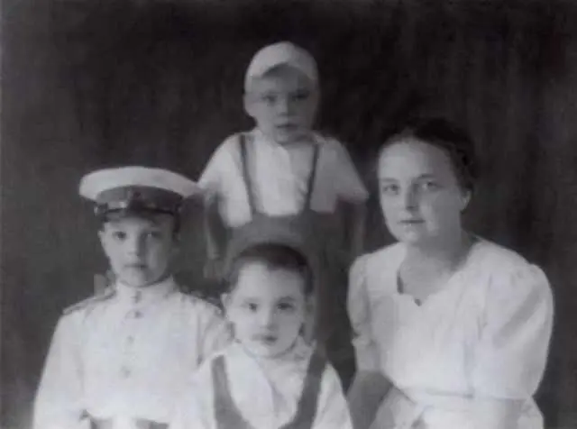 Марина Дмитриевна Громова с сыновьями Алексеем Сергеем и Борисом 1947 г - фото 5