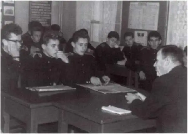 Урок литературы в Калининском СВУ 1962 г Русские не сдаются сцена из - фото 14