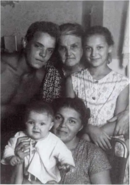 Бабушка и внуки В кругу родных и близких Саратов май 1962 г Лейтенант - фото 21