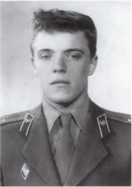 Лейтенант Борис Громов выпускник Ленинградского общевойскового командного - фото 22