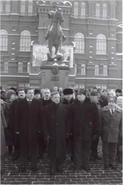 У памятника маршалу Жукову Афганские друзья и кодлеги Б В Громов и В И - фото 64