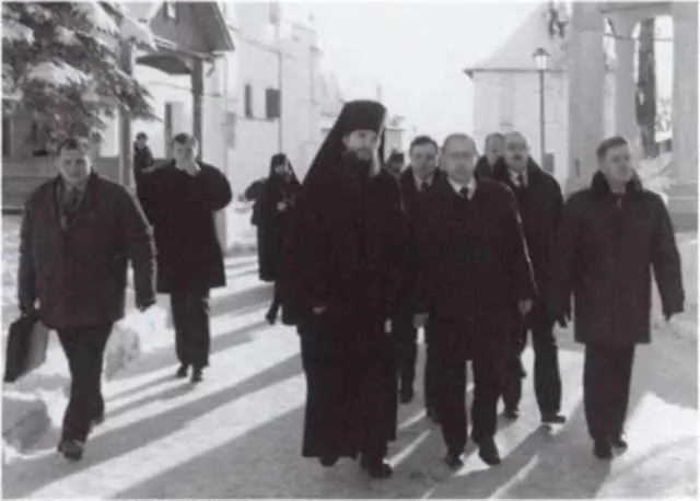 В В Путин и Б В Громов в СаввиноСторожевеком монастыре Звенигород 2004 - фото 70