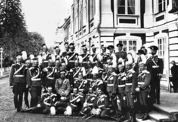 1913 год Парад 8му Вознесенскому уланскому полку в Петергофе в высочайшем - фото 15
