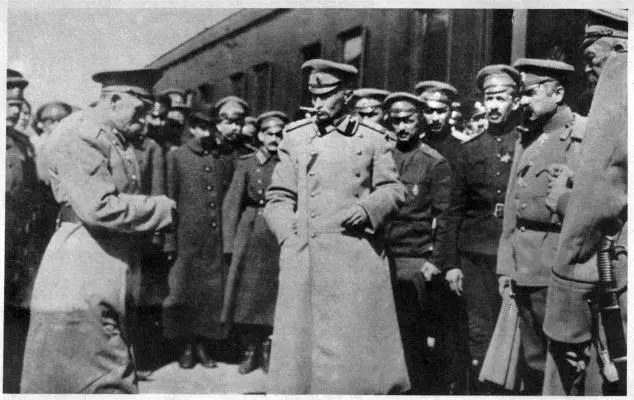 А А Брусилов в центре на перроне 30 августа были мною получены сведения - фото 32