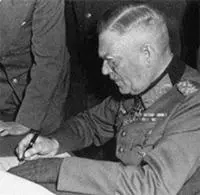 В Кейтель 8 мая 1945 г На левом снимке увеличенный фрагмент лица - фото 45