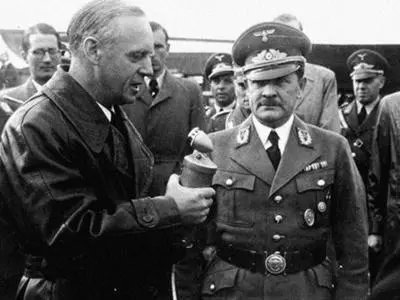 Кенигсберг 27 сентября 1939 г Перед вылетом делегации в Москву На переднем - фото 51