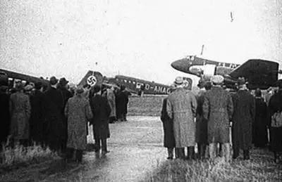 Сентябрь 1939 г Из этого кинокадра встречи показанной в нашей стране лишь - фото 52