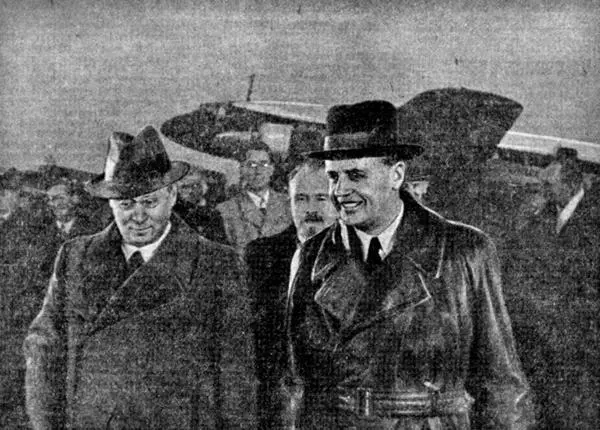 Второй снимок был опубликован в Правде 28 сентября 1939 г На нем запечатлен - фото 55