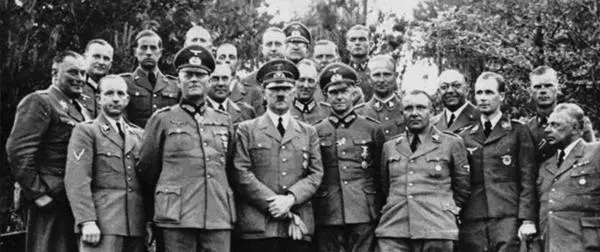Ставка Вольфшанце Июнь 1940 г Слева направо 1й ряд Брукнер Дитрих - фото 58