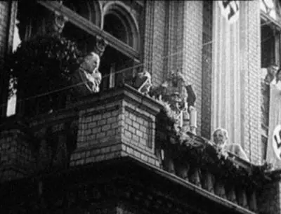 В Кенигсберге 24 августа 1939 г Риббентроп с поднятой рукой на балконе - фото 63