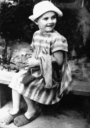 Лариса Таубина в первые послевоенные годы В 1958 г после окончания школы - фото 238
