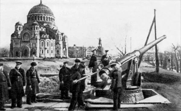 Артиллерийская батарея на Якорной площади в Кронштадте Апрель 1942 г Мы из - фото 19