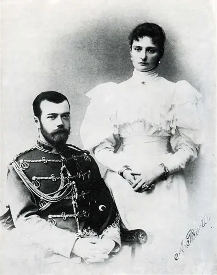 Николай II с женой Александрой Федоровной Фото 1894 г Неприязнь общества к - фото 41