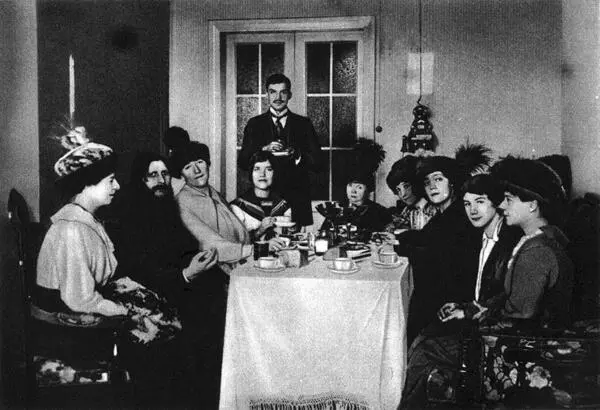 Распутин в кругу почитательниц Фото 1910х гг Распутин был убит в результате - фото 42