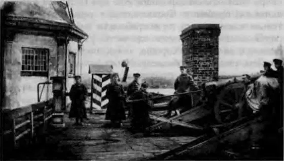 Артиллеристы у полуденной пушки в Петропавловской крепости 1924 г Традиция - фото 47