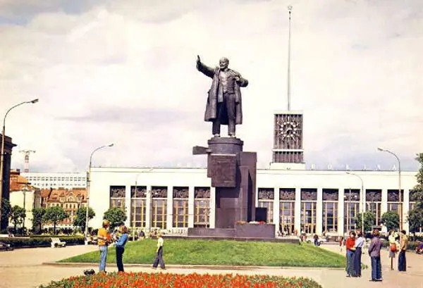 Памятник В И Ленину у Финляндского вокзала Современное фото Но особенное - фото 48