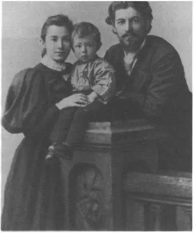 Иван Чехов с женой и сыном 1896 г Мария Антон Иван и Михаил Чеховы в - фото 37