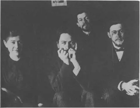 Мария Антон Иван и Михаил Чеховы в мелиховском кабинете 1892 г Фото А А - фото 38