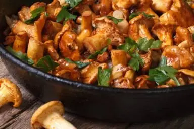 Снять крышку посолить грибы добавить лавровый лист для вкуса вы вполне - фото 11
