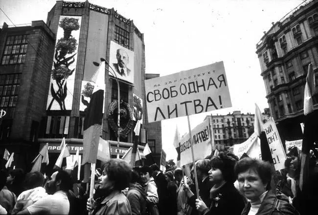 Первомайская демонстрация 1990 года на улице Горького СССР пока нерушим но - фото 20