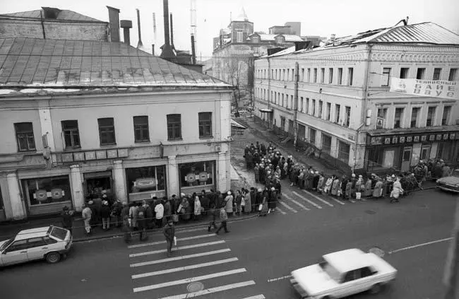 Очередь за хлебом на Сретенке Дефициту огрызались лишь недавно возникшие - фото 27