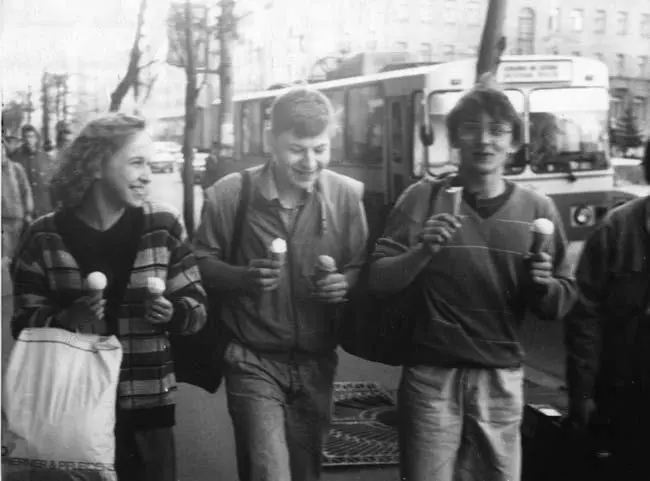 Московские студенты с мороженым Пингвин на Тверской Вечерами возвращаясь из - фото 34