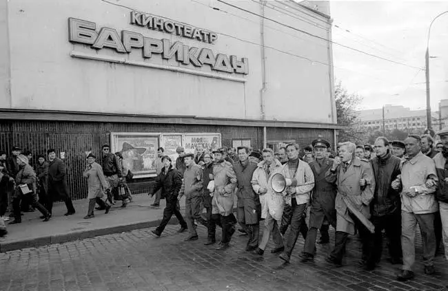 Путч 1993 года начинается Манифестация против Ельцина у кинотеатра моего - фото 75