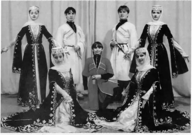 Традиционная одежда чеченцев Ансамбль народного танца Ловзар Фото 2001 г - фото 10
