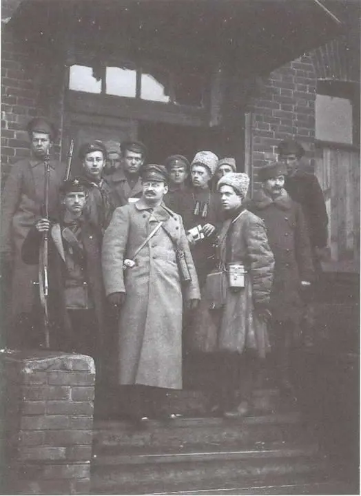 ЛД Троцкий со своей охраной 1919 г Так хозяйничают большевики в - фото 25