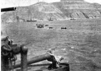 Катера и шлюпки спасают моряков с Петропавловска Ночью миноносцы этого - фото 21