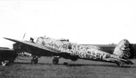 Не111Н21 из KG4 General Wever заправляют горючим па венгерском аэродроме - фото 168