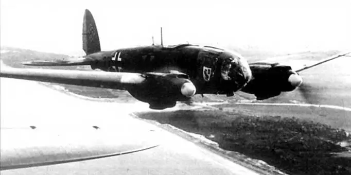 Не111Н или He111P в полете над побережьем Франции На борту фюзеляжа - фото 173