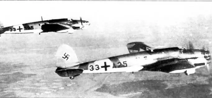 В полете пара бомбардировщиков He111JI на переднем плане самолет с бортовым - фото 44