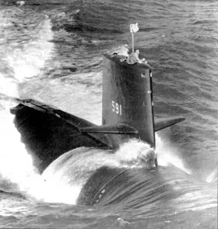 SSN591 Шарк на ходовых испытаниях в окрестностях Ньюпорт Ньюс 1961 г - фото 41