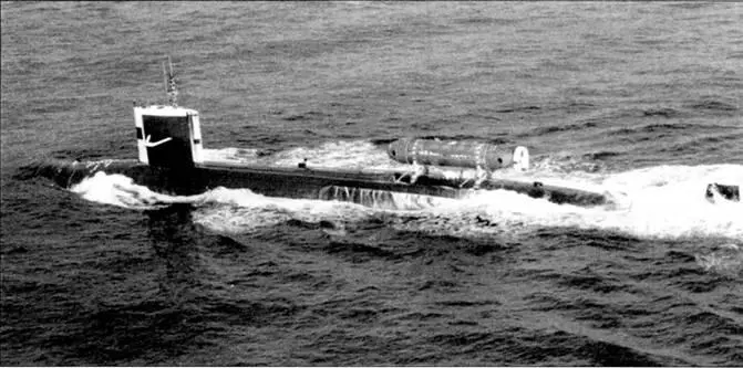 Атомоход SSN672 Пинтадо с минисубмариной DSRV1 Мистик па борту 1977 г - фото 92