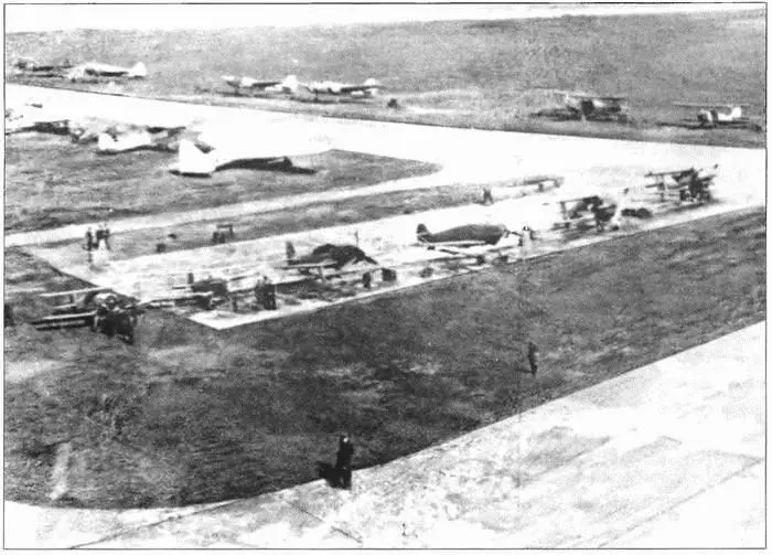 Немецкая авиатехника на аэродроме ЛИИ 1940 г Первые немецкие самолеты - фото 113