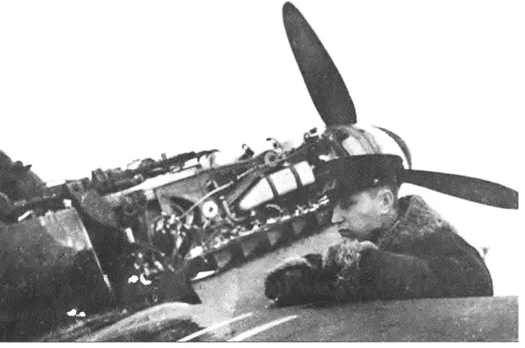 Трижды Герой Советского Союза А М Покрышкин осматривает Bf 109G6 который - фото 148