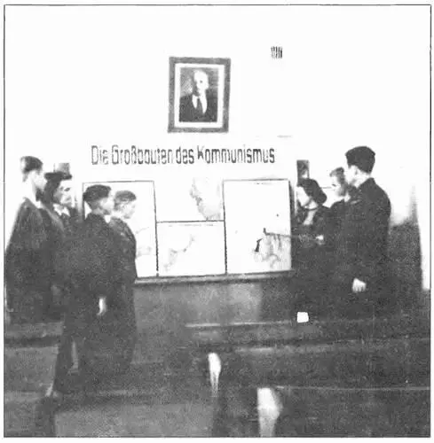На занятиях в немецкой школе в Управленческом Так как до октября 1947 г в - фото 228